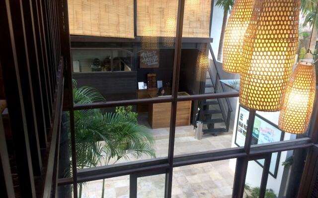 Wave House - Surf Camp