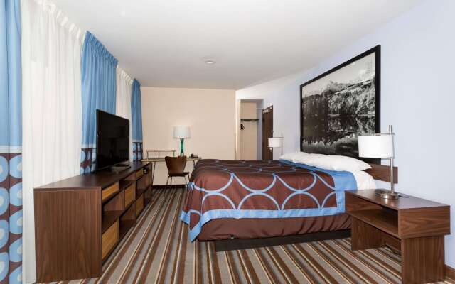 Super 8 by Wyndham Longmont/Twin Peaks