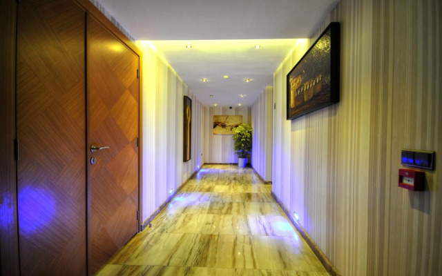 Golden Deluxe Hotel
