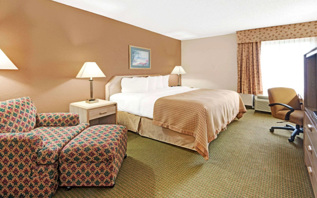 Baymont Inn & Suites Lawrence