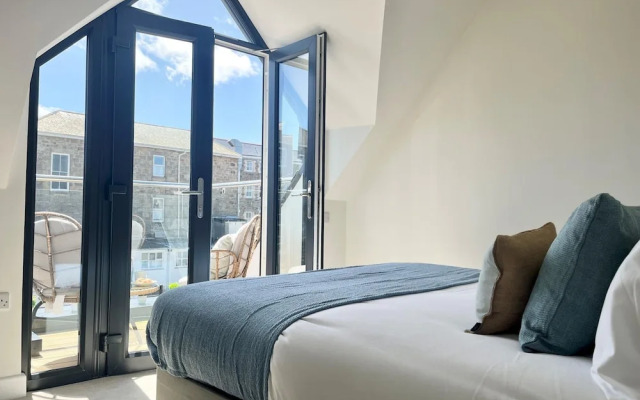 The Retreat on Morrab Sleeps 6 Balcony Parking