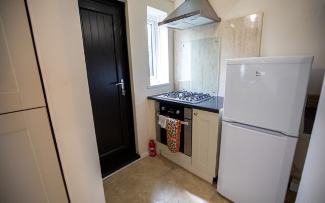 5star Serviced Homes- Free Wifi & Parking, Office