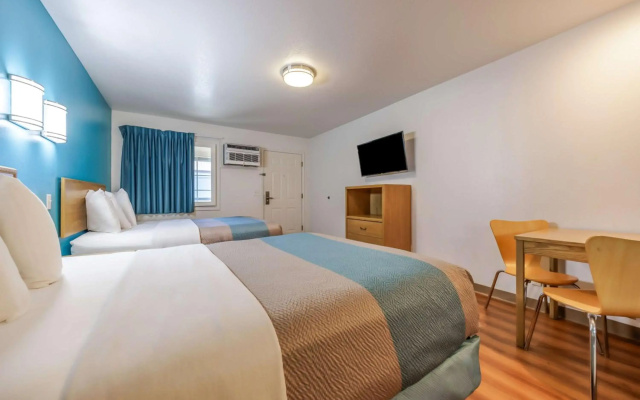 Motel 6 Canby, OR