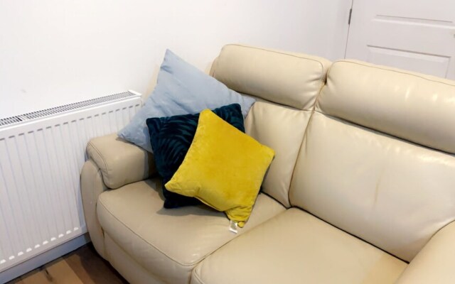 Inviting 2-bed Apartment in Wakefield Charming
