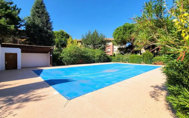 T2 jardinet avec piscine, parking et tennis