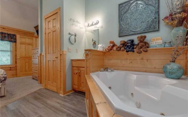 Americana 2 Bedroom Home with Hot Tub