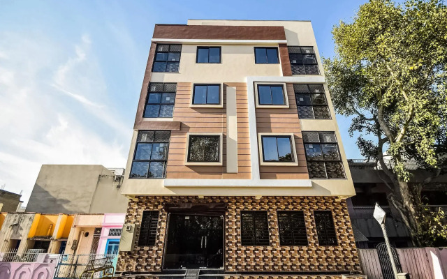 Eleven 43 Suites by OYO Rooms