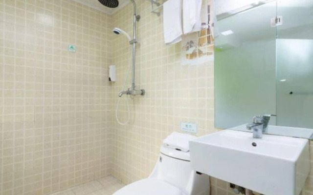 100 Inn (Shanghai Pudong Lingang University Town store)