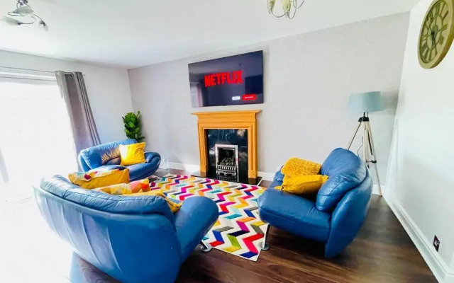 Mayfair Place - Cosy 3 Bedroom House with Free Parking