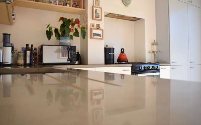 1 Bedroom Garden Flat in North West London