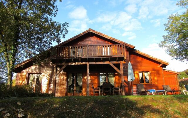 Tidy Chalet in the Woods of the Beautiful Dordogne