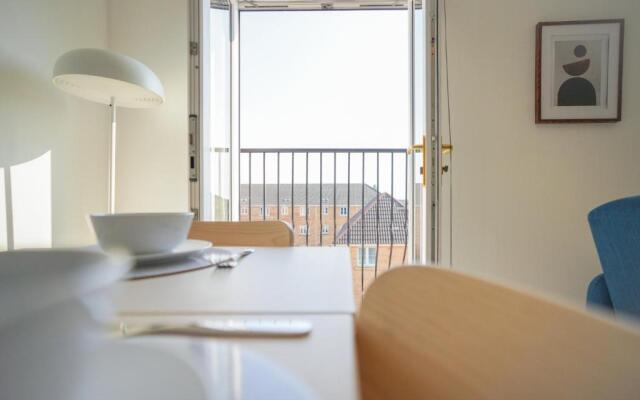 Rowsby Court - Stylish Apartment with Private Parking