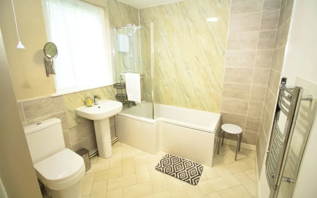 Accessible Bungalow - 4 Beds 2 Baths -dog Friendly