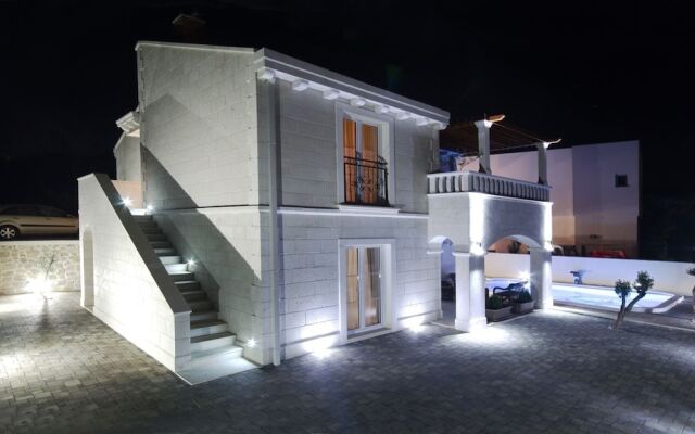 Villa Tomo