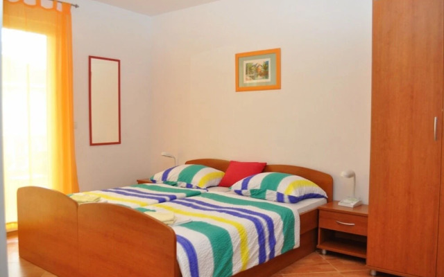 Ivi - big Parking and Courtyard - SA2