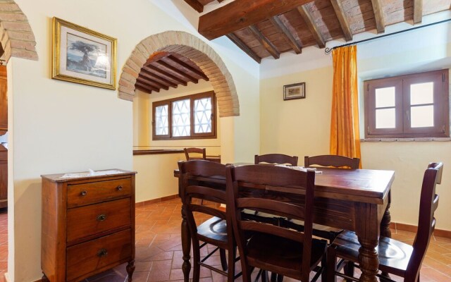 Secluded Holiday Home in Bibbiano With Courtyard