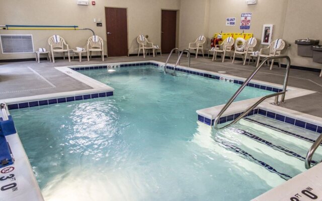 Cobblestone Hotel & Suites - Newton