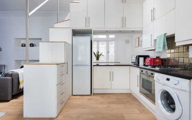 The Queensway Retreat - Modern & Bright 2bdr Home