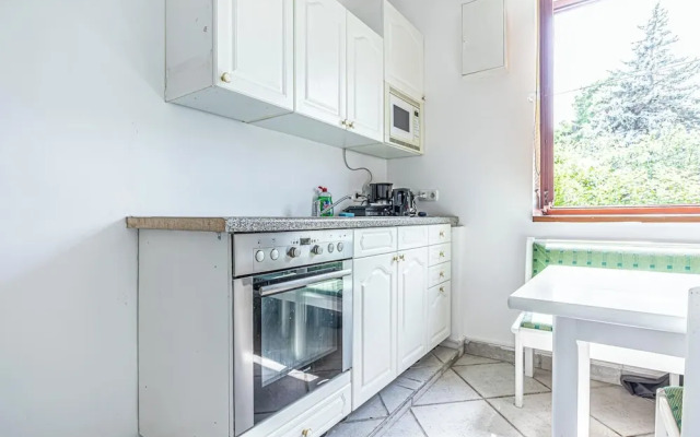Cozy 3BR Apt with Garden Sleeps 10