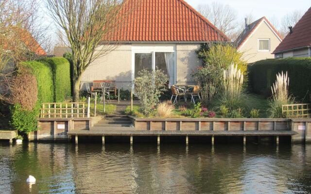 Detached bungalow with dishwasher, at the water