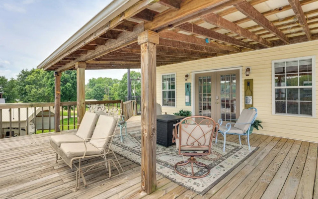 Tennessee River Retreat: Multi-level Deck & Views