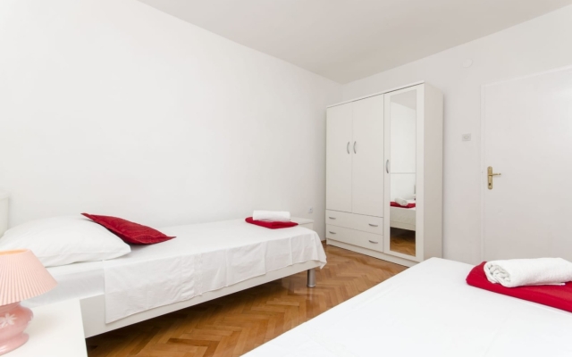 Holiday house More - garden shower: Vinisce, Riviera Trogir