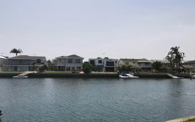 Serviced Waterfront Whole Villa Sydney