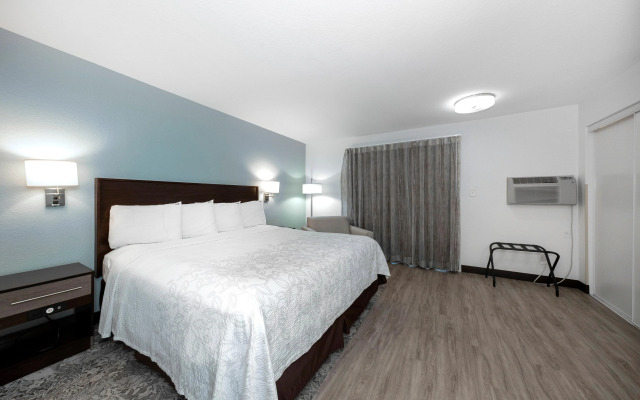 Red Roof Inn PLUS+ & Suites Naples Downtown-5th Ave S