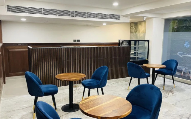 Saltstayz Select - Golf Course Road & Sector 57