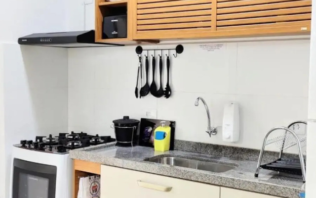 Apto Centro Ubatuba com Varanda Gourmet, Suíte e Piscina