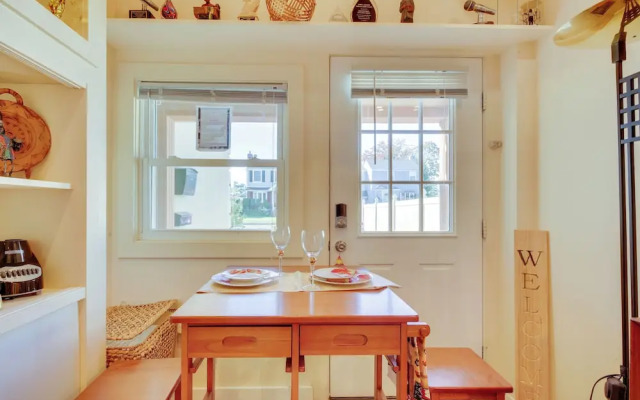 Cozy & Convenient Elmont Retreat w/ Patio!