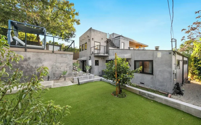 Farley Court - Stylish Hillside Residence With Stunning Views