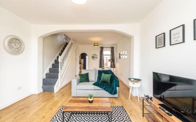 Contractors & Leisure & Airport Location & Riverfront