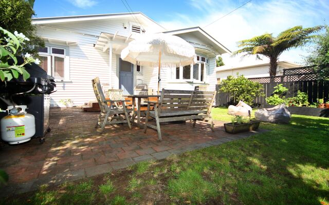 Bungalow Retreat Near Eden Park