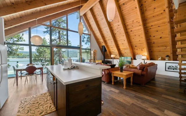 Moonlight Shores Lakefront