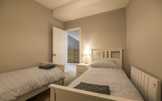 Sea Legs - 2 Bedroom Apartment - Windsor House - Tenby