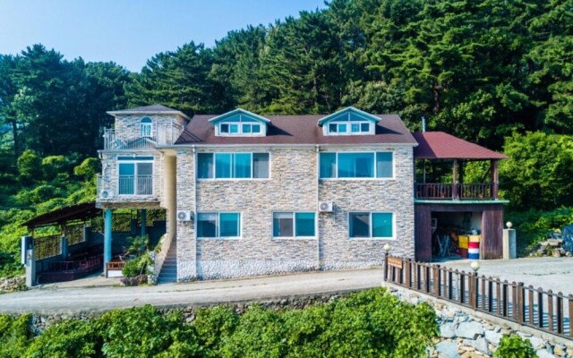 Geojedo Between the Sky and Sea Pension