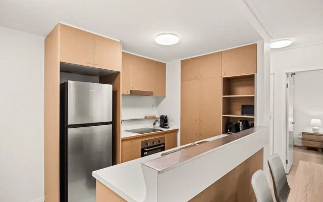 Vibrant 2-bed Apartment With Pool and Gym Access