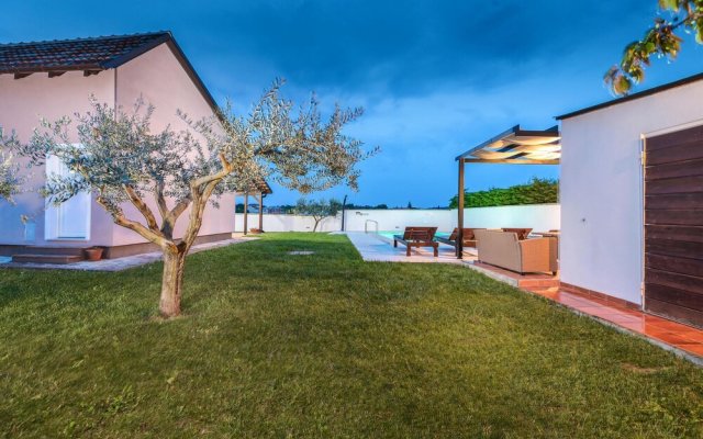 Nice Home in Valbandon With Wifi and 2 Bedrooms