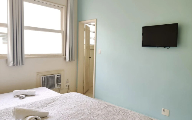 TC1206 Casal na praia de Copacabana