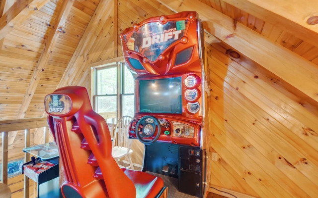 Cabin w/ Hot Tub ~ 6 Mi to Downtown Gatlinburg!