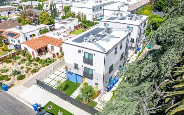 Stylish Sherman Oaks Townhouse W/ 3 Master Suites