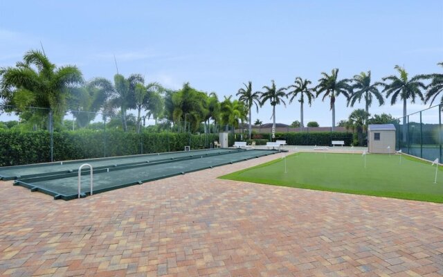 Beachfront Condo With Panoramic Ocean Views and Pool