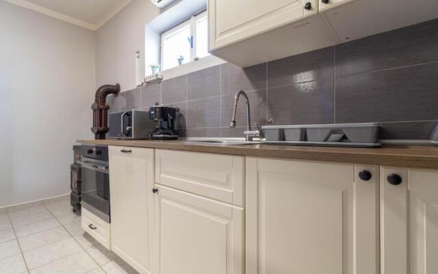 House Jasmin large garden, near Nin