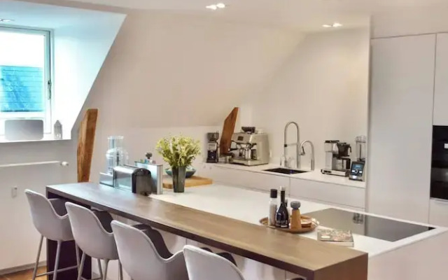 Central Penthouse With Private Rooftop Terrace