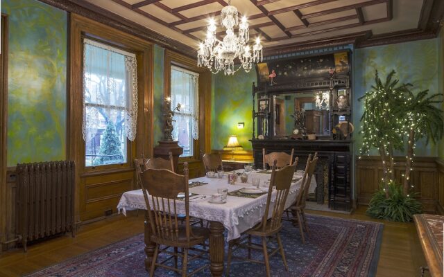 The Parador Inn