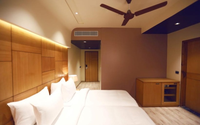 Hotel Charan Plaza