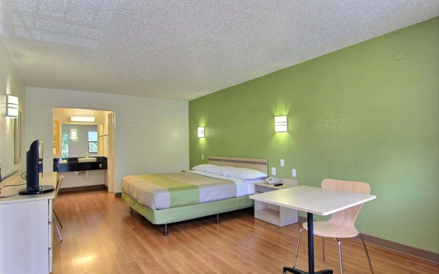Motel 6 Austin, TX - Central Downtown UT