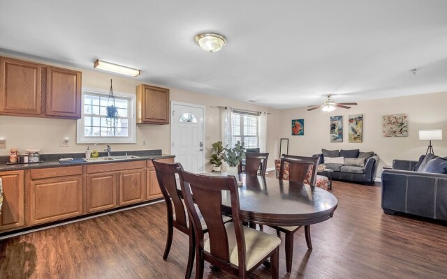 Have The Best Stay At Our Modern Art Gallery Home 3 Bedroom Home by Redawning