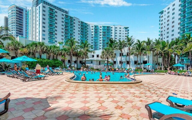 The Tides by Miami Te Espera